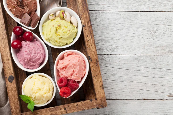 Dondurma ile fındık ve çilek ahşap kutusunda. Metin alanı olan üstten görünüm