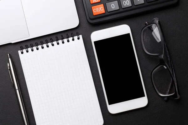 Leeres Notizbuch Stift Taschenrechner Brille Smartphone Und Laptop Auf Schwarzem — Stockfoto