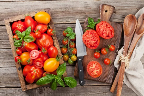 Świeże Pomidory Ogrodu Ziołami Gotowanie Widok Góry — Zdjęcie stockowe