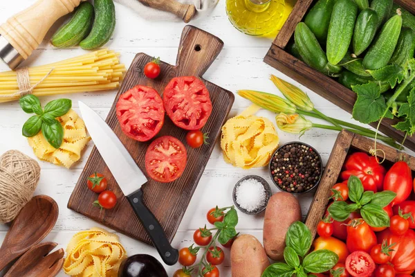 Pomodori Giardino Freschi Cetrioli Con Erbe Che Cucinano Sul Tavolo — Foto Stock