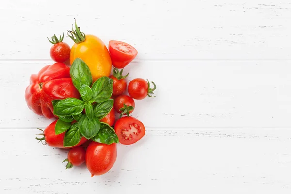 Frische Gartentomaten Mit Kräutern Die Auf Einem Holztisch Garen Ansicht — Stockfoto