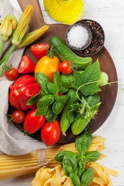 Taze Bahçe Domates Salatalık Tahta Masada Yemek Otlar Ile Üstten — Stok fotoğraf