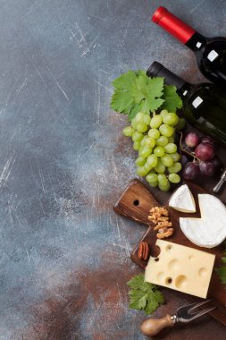 Şarap, peynir, üzüm ve fındık. Metin alanı olan üstten görünüm