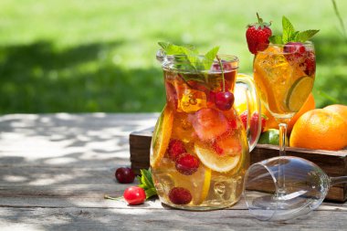 Ev yapımı limonata veya sangria yaz meyve ve çilek ile. Açık. Senin metin için ile yer