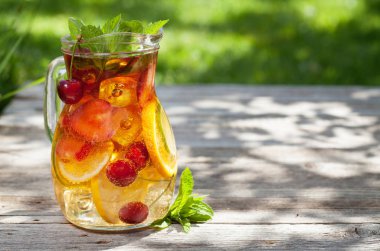 Ev yapımı limonata yaz meyve ve çilek ile. Açık. Kopya alanı ile 