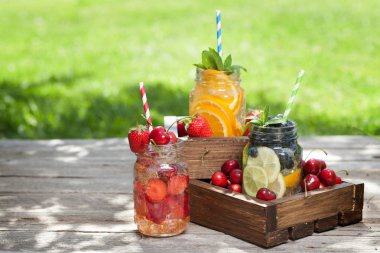 Yaz meyve ve çilek ile taze limonata kavanoz. Senin metin için ile yer