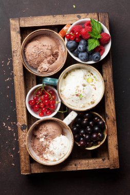 Dondurmalı çilek ahşap kutusunda. Üstten görünüm