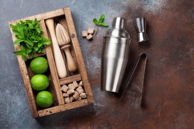 Mojito kokteyl malzemeler ve bar aksesuarları kutusu taş masada. Kopya alanı ile üstten görünüm