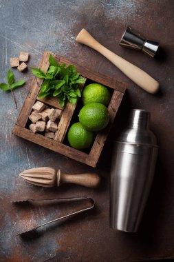 Mojito kokteyl malzemeler ve bar aksesuarları kutusu taş masada. Üstten görünüm