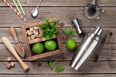 Mojito kokteyl malzemeler ve bar aksesuarları kutusu ahşap masa üzerinde. Üstten görünüm