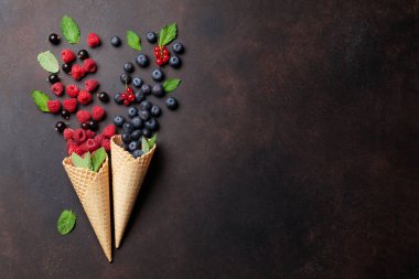 Çilek ile dondurma külah. Metin alanı olan üstten görünüm