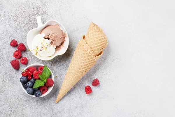 Ice Cream Bogyókkal Szöveg Szóközzel Felülnézet — Stock Fotó