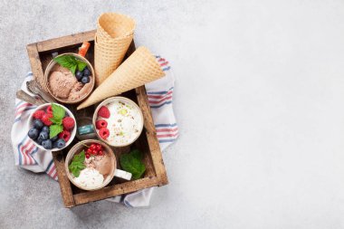 Dondurmalı çilek ahşap kutusunda. Metin alanı olan üstten görünüm