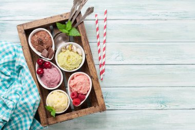 Dondurma ile fındık ve çilek ahşap kutusunda. Metin alanı olan üstten görünüm