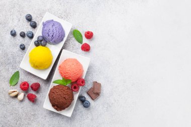 Dondurma ile fındık ve çilek. Metin alanı olan üstten görünüm