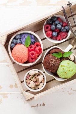 Dondurma ile fındık ve çilek. Üstten görünüm