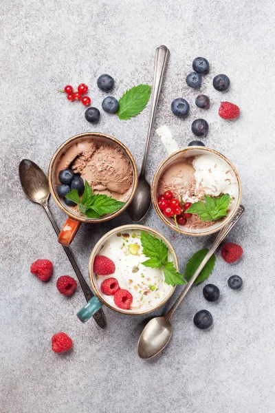 Ice Cream Bogyókkal Szemközti Nézet — Stock Fotó