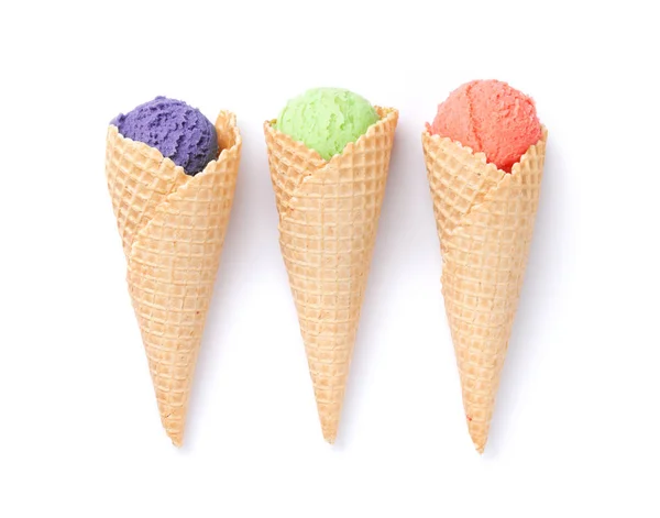冰淇淋勺在锥 在白色背景上被隔离 — 图库照片