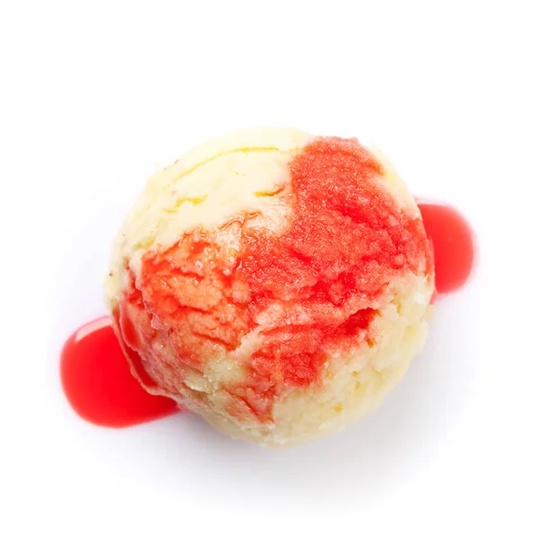 冰淇淋球与浆果果酱 在白色背景上被隔离 — 图库照片