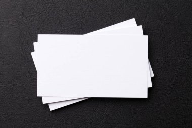 Siyah masada boş kartvizit. Metin alanı olan üstten görünüm