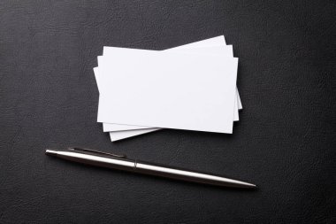 Kartvizit boş ve işyeri masaya kalem. Üstten görünüm alanı ile