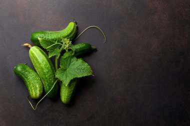 Tablo pişirme taze bahçe salatalık. Metin alanı olan üstten görünüm