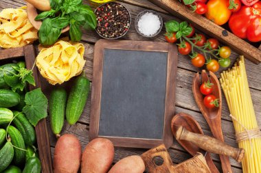 Taze bahçe domates, salatalık ve makarna pişirme tablo. Üstten görünüm ile tarifi için yer