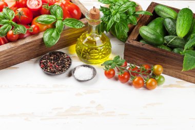 Taze bahçe domates ve salatalık tablo pişirme. Senin metin için yer ile göster