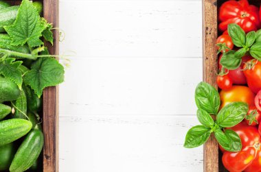 Taze bahçe domates ve salatalık tablo pişirme. Metin alanı olan üstten görünüm