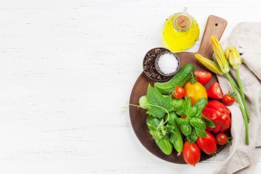 Taze bahçe domates ve salatalık tablo pişirme. Metin alanı olan üstten görünüm