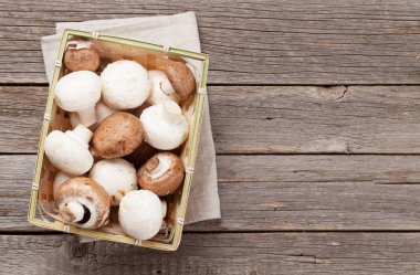 Ahşap masa kutusunda champignon mantar. Kopya alanı ile Üstten Görünüm