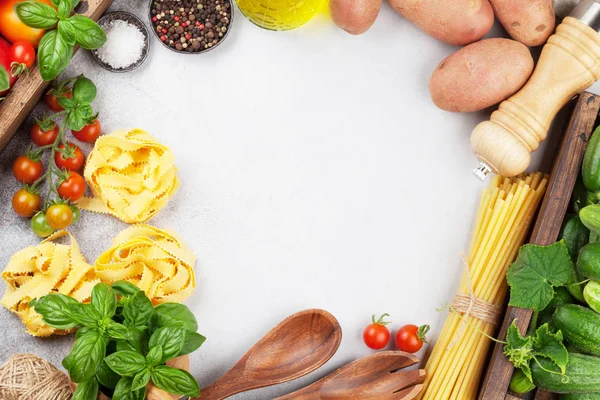 Verse Tuin Tomaten Komkommers Pasta Het Koken Van Tabel Bovenaanzicht — Stockfoto