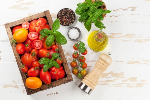 Tomates Frescos Jardín Con Hierbas Cocinando Mesa Madera Vista Superior — Foto de Stock