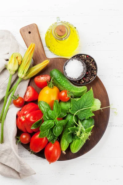 Frische Gartentomaten Und Gurken Auf Dem Kochtisch Ansicht Von Oben — Stockfoto