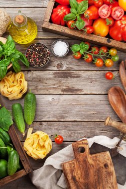 Taze bahçe domates, salatalık ve makarna pişirme tablo. Metin alanı olan üstten görünüm