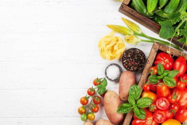 Taze bahçe domates, salatalık ve makarna pişirme tablo. Metin alanı olan üstten görünüm