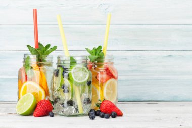 Taze limonata yaz meyve ve çilek ile kavanozları. Senin metin için ile yer