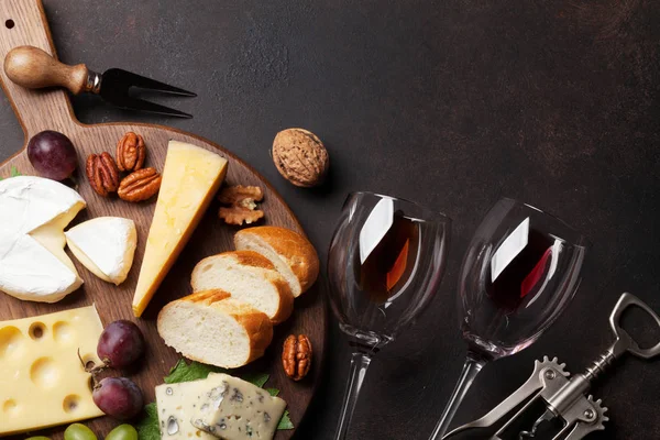 ワイン ブドウ ナッツ チーズ テキストのスペースのトップ ビュー — ストック写真