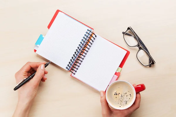 Frau Die Mit Stift Und Kaffeetasse Über Dem Hölzernen Schreibtisch — Stockfoto