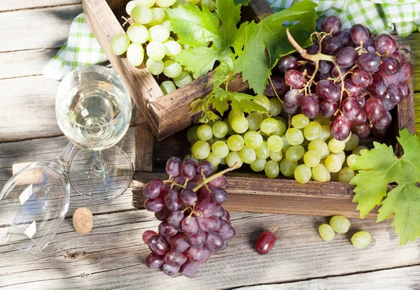 Beyaz Şarap Üzüm Ahşap Masa Üzerinde Açık Natürmort — Stok fotoğraf