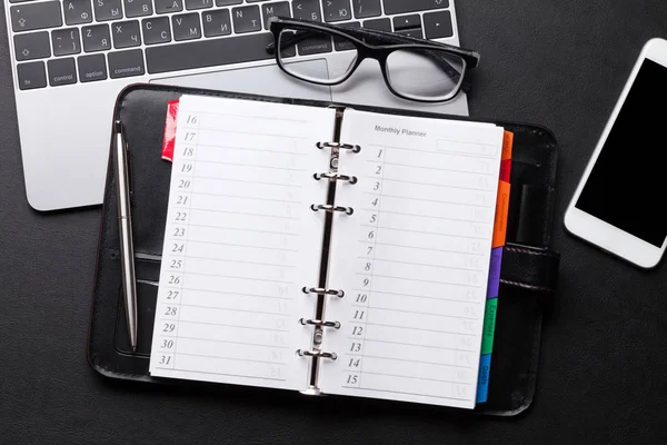 Office Zwarte Tafel Met Leveringen Smartphone Laptop Flat Lag Bovenaanzicht — Stockfoto