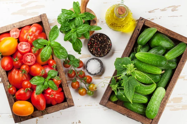 Verse Tuin Tomaten Komkommers Vakken Het Koken Van Tabel Bovenaanzicht — Stockfoto