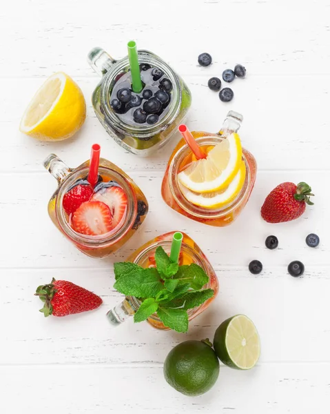 新鲜的柠檬水罐子里有夏天的水果和浆果 顶部视图 — 图库照片