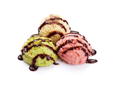 Dondurma ile fındık ve çilek. Beyaz arka plan üzerinde izole