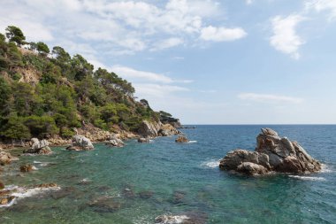 Defne deniz manzarası göl Dağları ile. Akdeniz, İspanya.