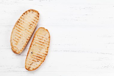 Beyaz ahşap masa üzerinde ızgara ekmek tost. Metin alanı olan Üstten Görünüm