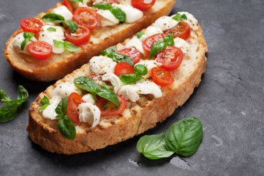 Caprese bruschetta tost domates, mozzarella ve fesleğen ile. Senin metin için ile yer