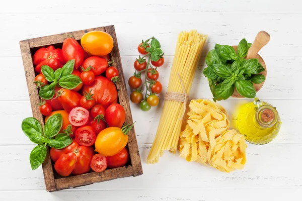 Trädgård Tomater Och Pasta Matlagning Tabell Ovanifrån — Stockfoto