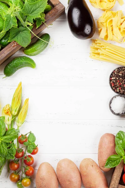 Pomodori Freschi Giardino Cetrioli Pasta Sul Tavolo Cottura Vista Dall — Foto Stock