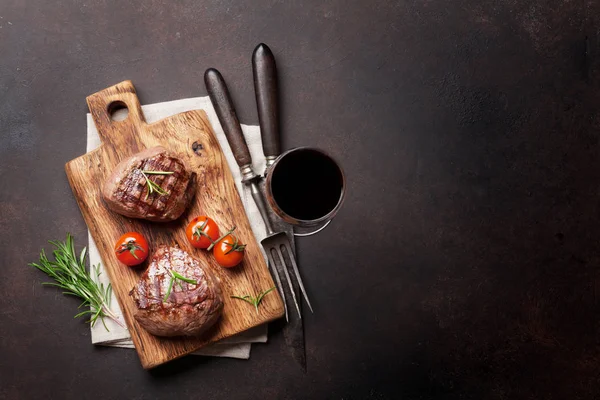 Grilovaný Steak Steaky Prkénku Skleničku Červeného Vína Pohled Shora Prostorem — Stock fotografie